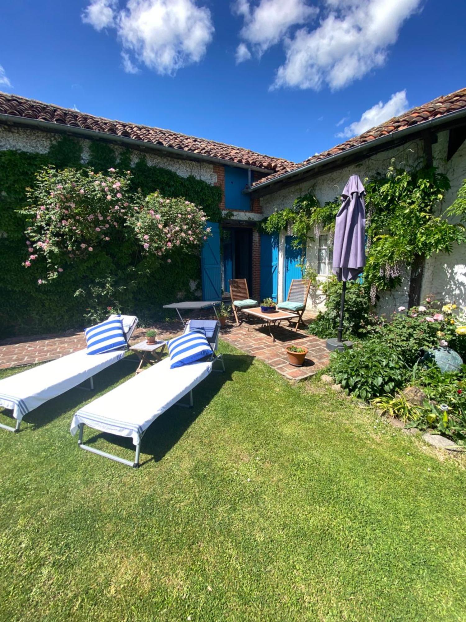 Bed and Breakfast Domaine Du Tafiart Sarron Exteriér fotografie