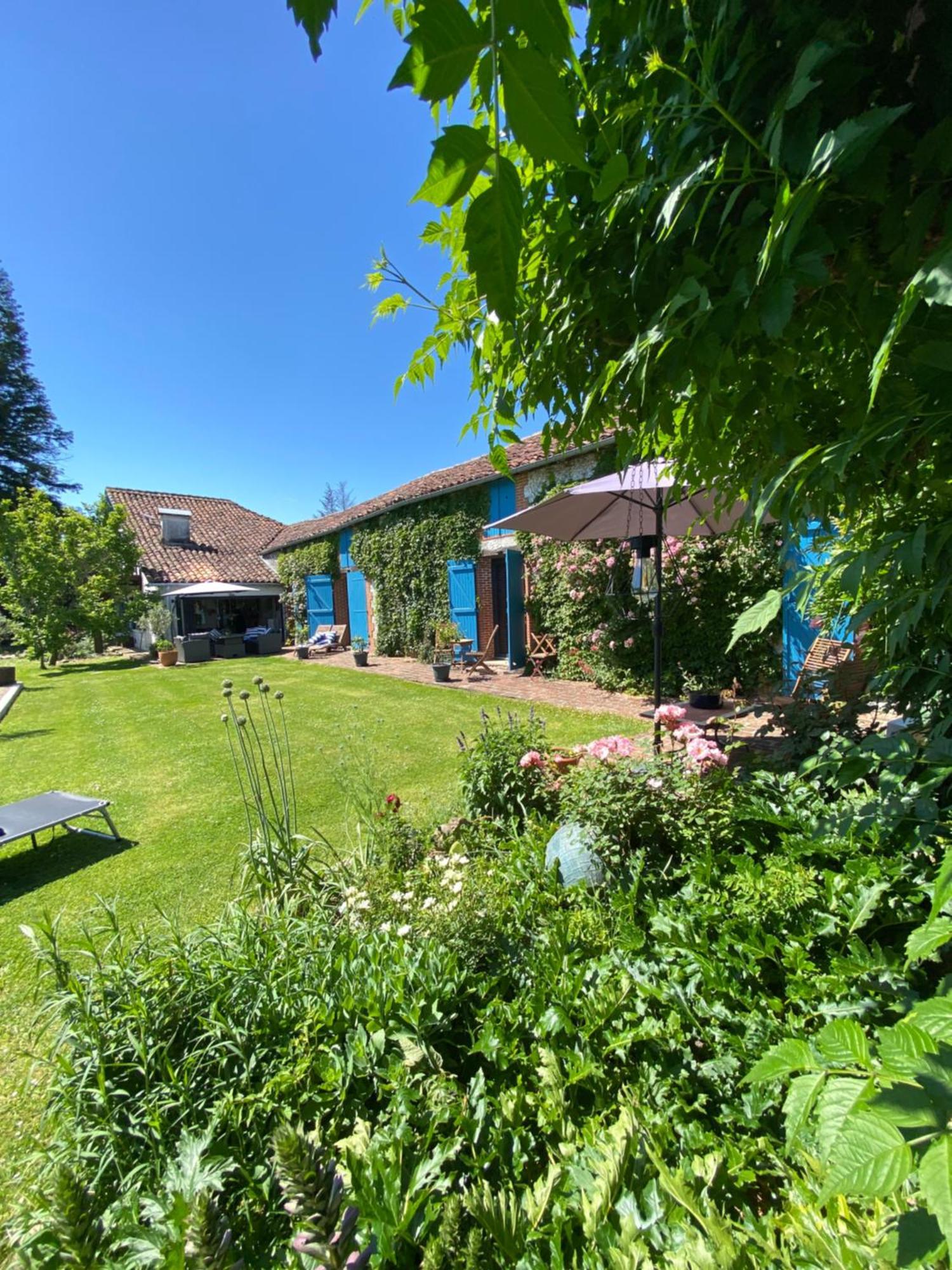 Bed and Breakfast Domaine Du Tafiart Sarron Exteriér fotografie